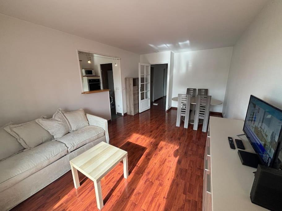 Apartament F3 Avec Balcon 5 Min Gare Sqy Et Parking Gratuit Guyancourt Zewnętrze zdjęcie