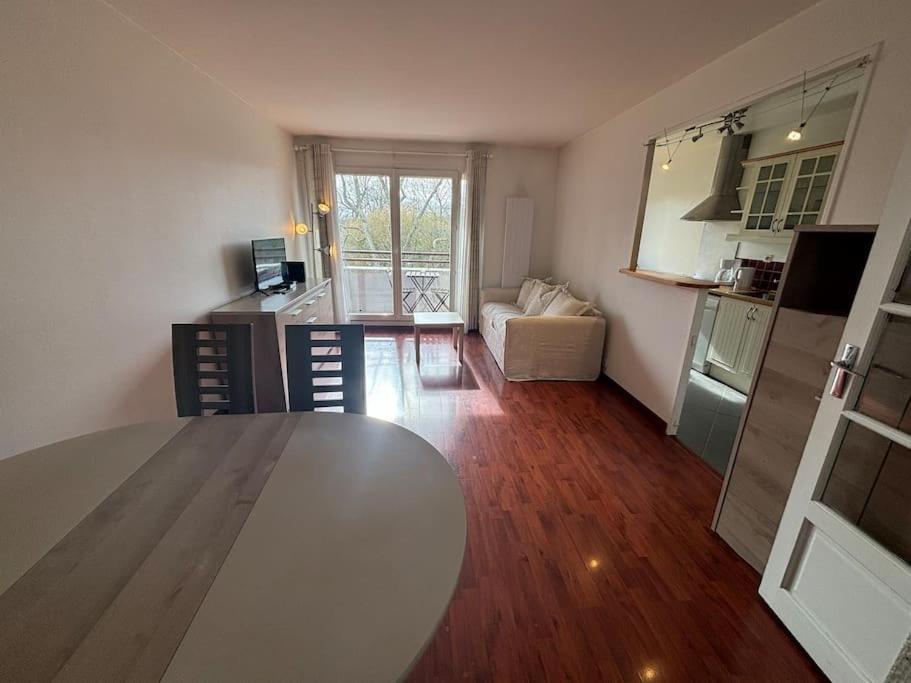 Apartament F3 Avec Balcon 5 Min Gare Sqy Et Parking Gratuit Guyancourt Zewnętrze zdjęcie